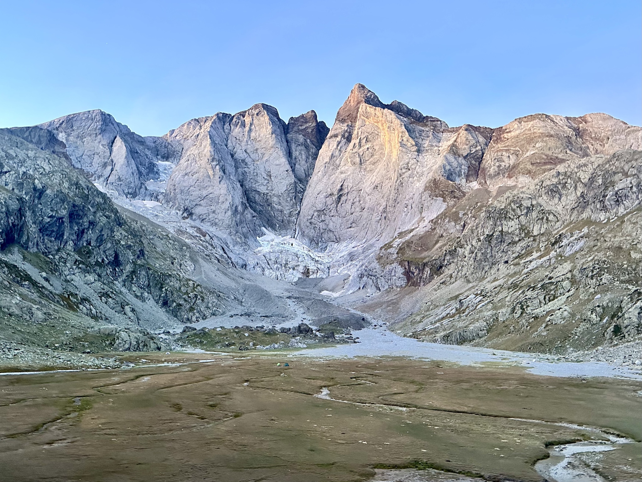 De noordwand van het Vignemale-massief bij zonsopkomst, gezien vanaf de Oulettes de Gaube